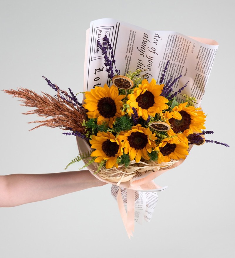 Gazete Desenli Tasarım Bukette Ayçiçekleri