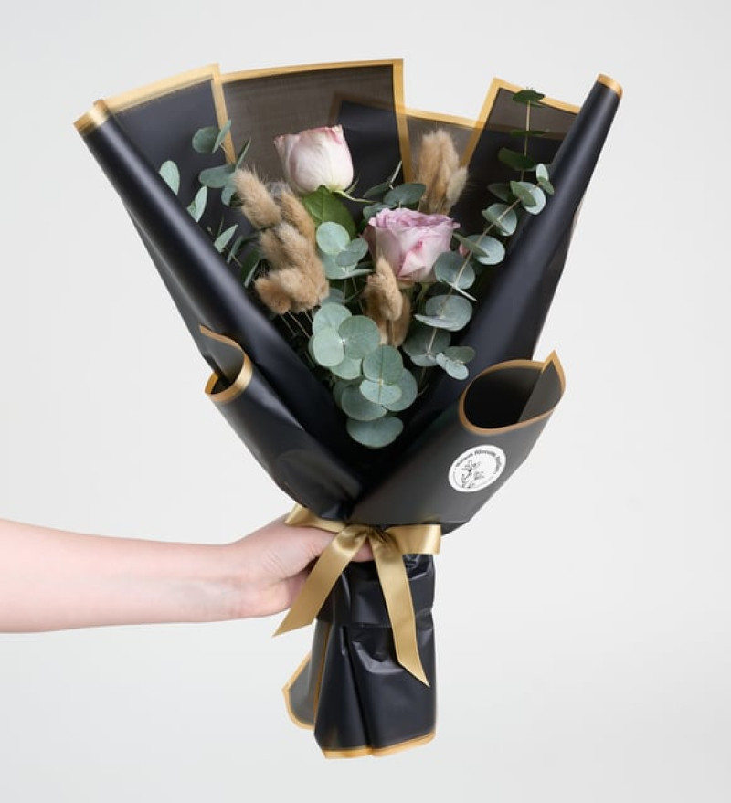 Siyah Buket Kağıdında Lila Güller ve Okaliptus