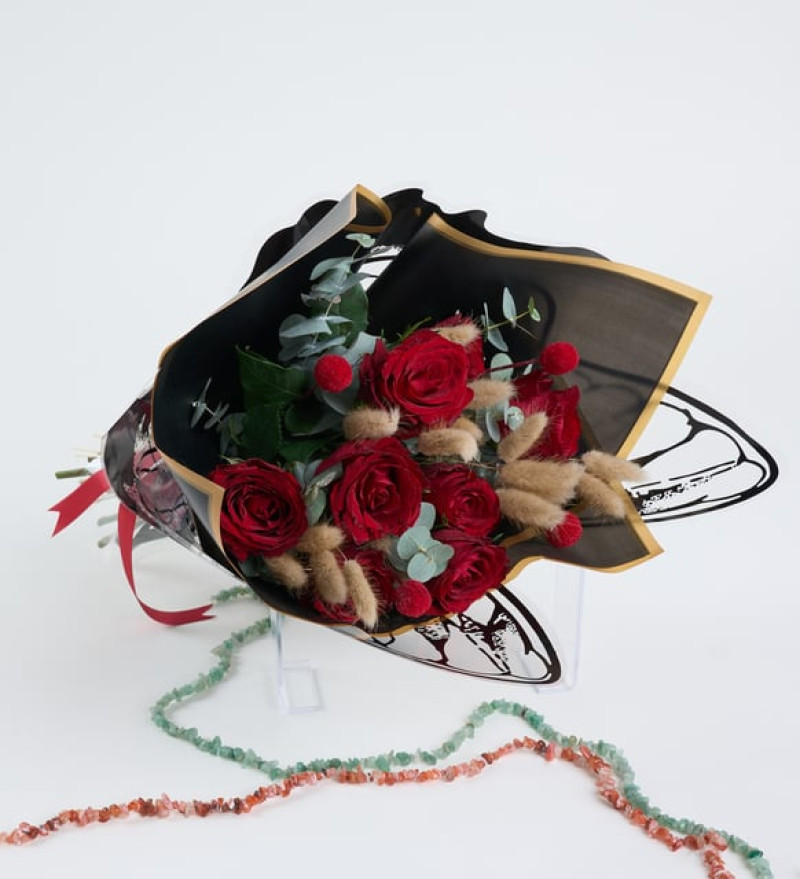 Kelebek ve Siyah Bukette 8'li Kırmızı Güller