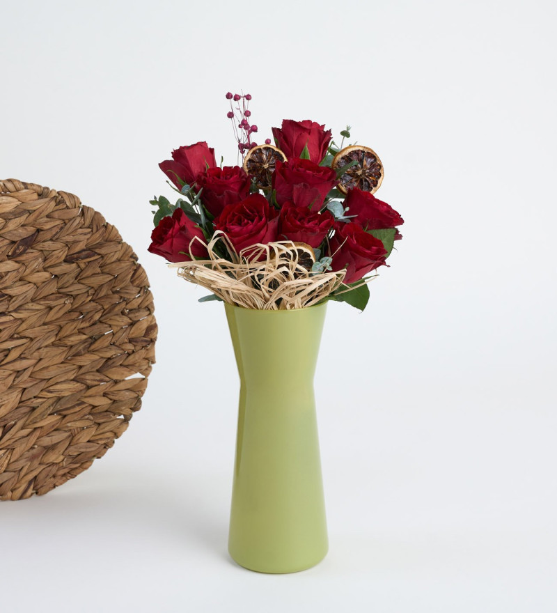 Zeytin Yeşili Cam Vazoda 9'lu Kırmızı Gül Buketi