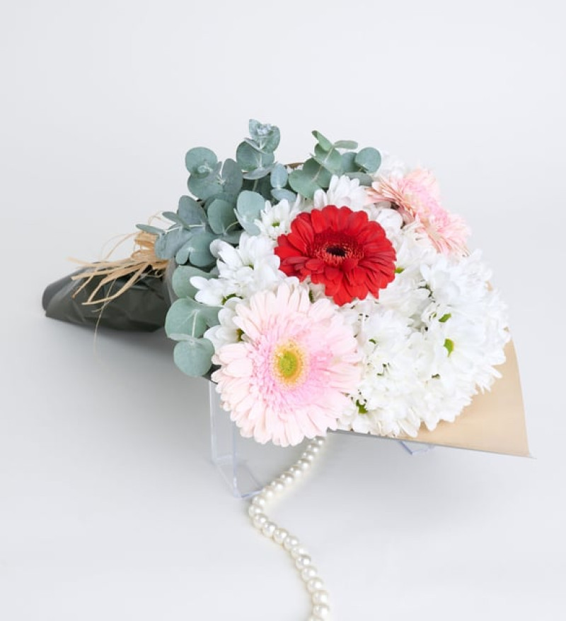 Yeşil Kahve Bukette Papatyalar ve Gerberalar