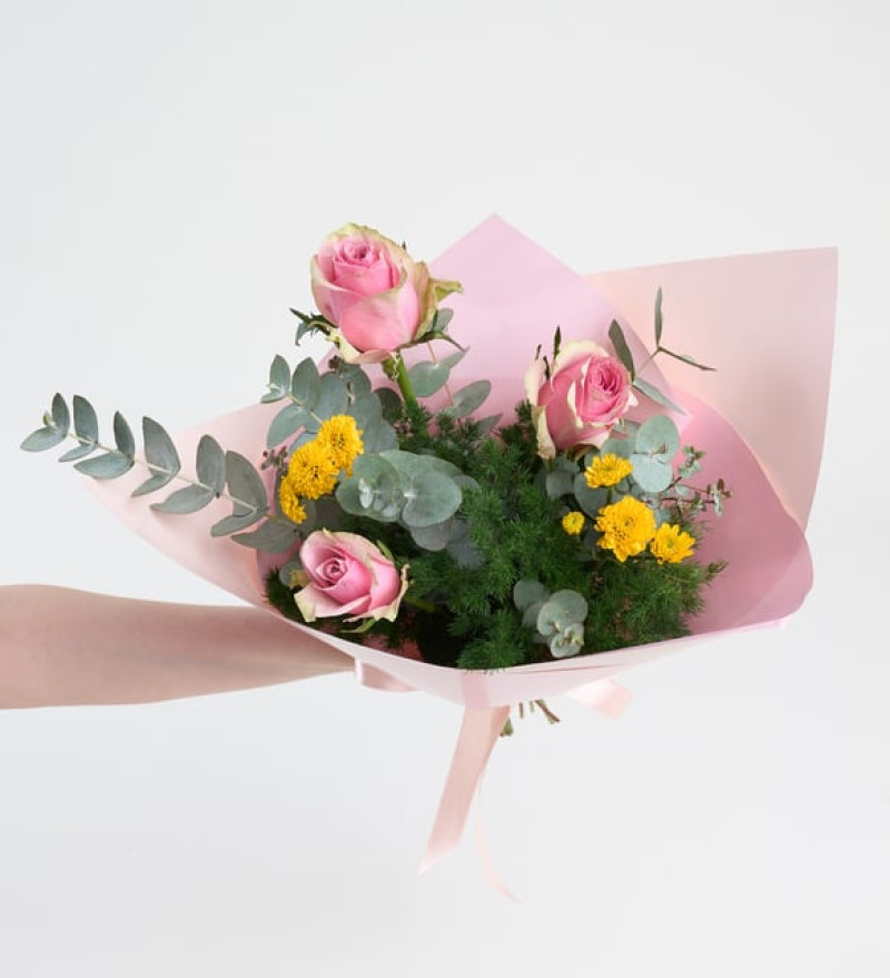 Pembe Bukette Pembe Güller ve Sarı Top Kasımpatı