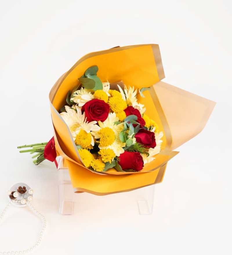 Sarı Bukette Beyaz Gerberalar ve Kırmızı Güller