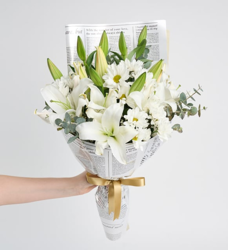 Desenli Tasarım Bukette Beyaz Lilyum ve Papatyalar Zambak