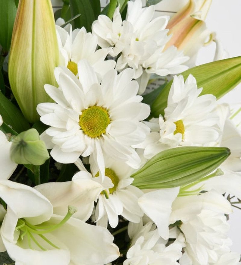 Desenli Tasarım Bukette Beyaz Lilyum ve Papatyalar Zambak